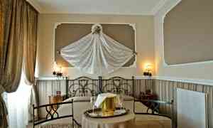 Hotellrum med dubbelsäng och dekorativ väggkonst. (AI-genererad text)