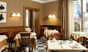 En elegant matsal med bord täckta av dukar, stolar, och belysning på väggarna. (AI-genererad text)