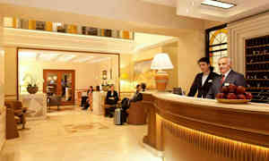 Hotellreception med lobbyområde. (AI-genererad text)