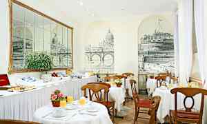 Ett matsalsrum med dukade bord, stolar och en buffé med mat. Väggarna har konstmotiv föreställande byggnader och broar. (AI-genererad text)