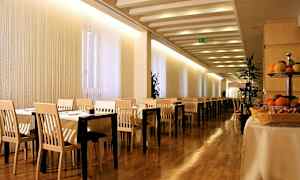 Bild av en restaurang med bord och stolar, trägolv och frukt på ett bord. (AI-genererad text)