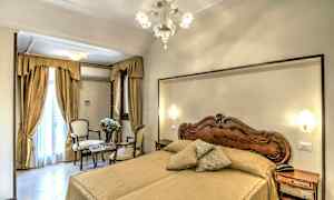 Ett sovrum med en dubbelsäng och klassisk inredning. (AI-genererad text)