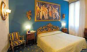 Ett hotellrum med en säng, dekorativ huvudgavel, målning på väggen, stol och sängbord. (AI-genererad text)