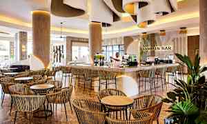 Modern hotellbar med elegant inredning och sittplatser. (AI-genererad text)