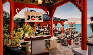 Bild av en restaurang med asiatisk inredning vid havet. (AI-genererad text)