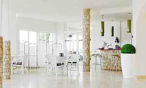 Modernt café med ljus inredning och möbler. (AI-genererad text)