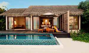 En strandvilla med privat pool och sittmöbler på en träterrass. (AI-genererad text)