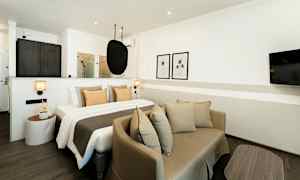 Modernt hotellrum med sovplats och sittgrupp. (AI-genererad text)