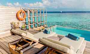 Två solstolar på en terrass vid en pool med utsikt över havet. (AI-genererad text)