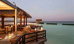 En restaurang med utsikt över havet på kvällen. (AI-genererad text)