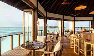 Interiör av en restaurang med utsikt över havet. (AI-genererad text)