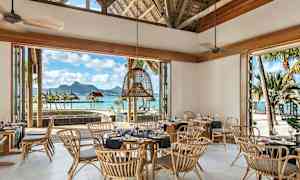 Bild av en restaurang med utsikt mot stranden och havet. (AI-genererad text)