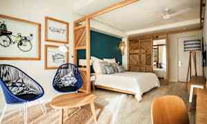 Modernt sovrum med en säng, trämöbler och stilren inredning. (AI-genererad text)