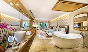 Ett hotellrum med moderna möbler, en fristående badkar och en spegel. (AI-genererad text)