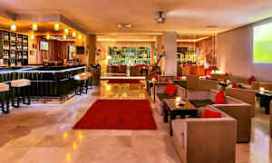 Ett elegant inrett hotellområde med en bar, moderna sittgrupper och stämningsfull belysning. (AI-genererad text)