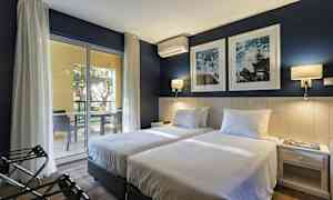 Dubbelrum med två enkelsängar och en balkong. (AI-genererad text)