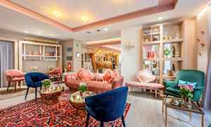 En elegant inrett hotellounge med färgglada fåtöljer, soffor och dekorativa detaljer. (AI-genererad text)