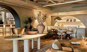 En modern restaurangmiljö med belysning, bord och stolar. (AI-genererad text)