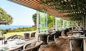 Bild av en uteservering med havsutsikt. (AI-genererad text)