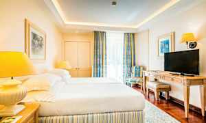 Ett hotellrum med två sängar, en TV och en stol. (AI-genererad text)