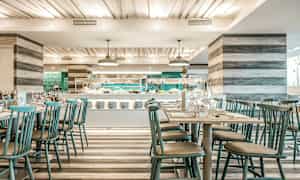 Bild av en modern restaurang med dukade bord och en buffé i bakgrunden. (AI-genererad text)