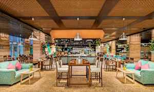 En restaurang med träinredning, soffor, bord och dekorationer. (AI-genererad text)