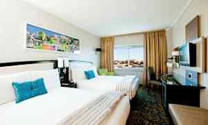 Hotellrum med två enkelsängar, en fönstervy och modern inredning. (AI-genererad text)