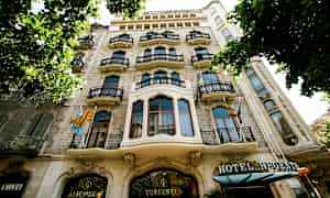 Fasad av ett hotell med dekorerade balkonger och en huvudentré. (AI-genererad text)