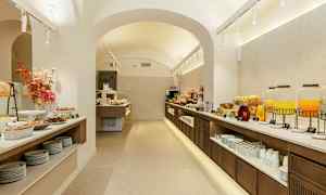 Buffé med mat och dryck i ett väl upplyst rum med valvtak. (AI-genererad text)