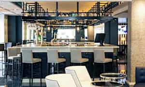 En bart i en modern miljö med högstolar och flaskor uppskattade på hyllor. (AI-genererad text)