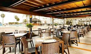 Restaurang med sittplatser utomhus vid poolområdet. (AI-genererad text)