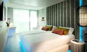 Hotellrum med två bäddar, modern inredning och dekorativa detaljer. (AI-genererad text)