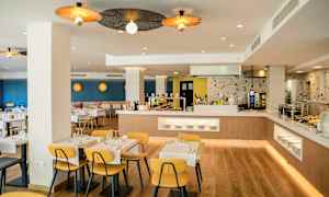 En modern restaurang med sittplatser och bufféområde. (AI-genererad text)