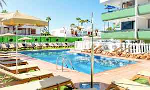 Utomhuspool med solstolar och parasoller vid ett lägenhetskomplex. (AI-genererad text)