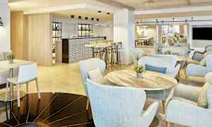 Interiör av ett modernt café med ljusa möbler och en bardisk. (AI-genererad text)