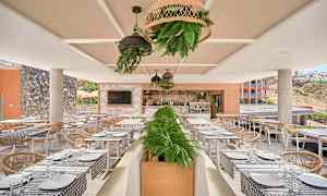 Utomhusrestaurang med dukade bord och dekorerade växter. (AI-genererad text)