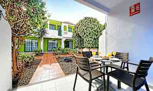 Utomhusområde med sittplatser och grönskande omgivning. (AI-genererad text)