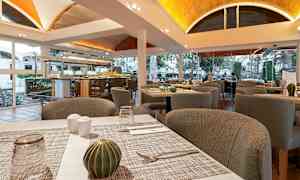 En matsal med dekorativa detaljer uppställda på bord. (AI-genererad text)