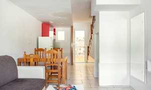 Ett rum med soffmöbler, matbord och köksutrustning. (AI-genererad text)