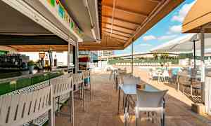 Uteservering med bord och stolar vid en pool. (AI-genererad text)