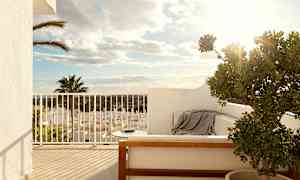 En solig terrass med vita väggar, möbler, en växt i kruka och utsikt över hus och träd. (AI-genererad text)