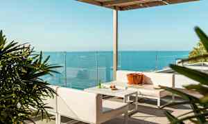 Modern terrass med möbler och havsutsikt. (AI-genererad text)