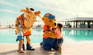 Två karaktärer i djurdräkter vid en pool som interagerar med barn. (AI-genererad text)