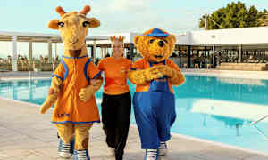 Två maskotar, en giraff och en björn, vid en pool på en semesteranläggning. (AI-genererad text)