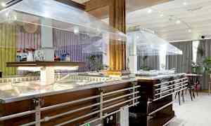 Buffédisk i en restaurang. (AI-genererad text)