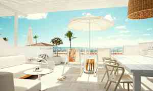 En solig terrass med möbler, parasoll och utsikt över palmer och hav. (AI-genererad text)