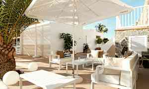 Utomhus loungemöbler med soffor, parasoll och ett bord på en terrass. (AI-genererad text)