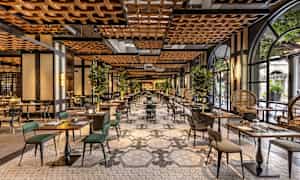 En inbjudande restaurang med elegant inredning, bord och stolar, samt gröna växter som dekoration. (AI-genererad text)