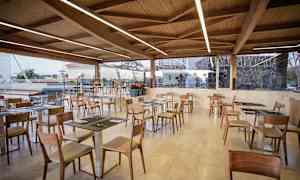 En restaurang med träinredning och glasfönster. (AI-genererad text)