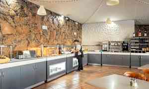 En frukostbuffé i en restaurang med stenmur och moderna faciliteter. (AI-genererad text)